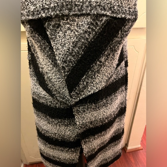 Beautiful BCBG Sleeveless Duster . - Picture 3 of 5